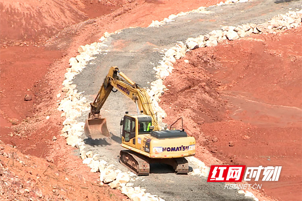醴娄高速茶山互通路基清淤施工已完成70%