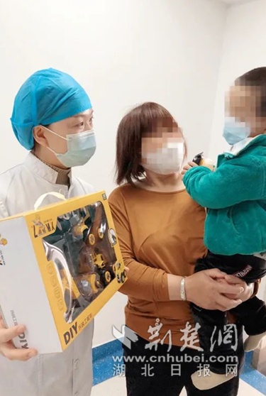 两岁宝宝害怕手术 护士买玩具暖心安抚