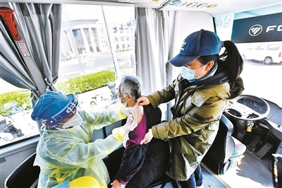 北京东城区天坛街道流动疫苗接种车服务社区老年人