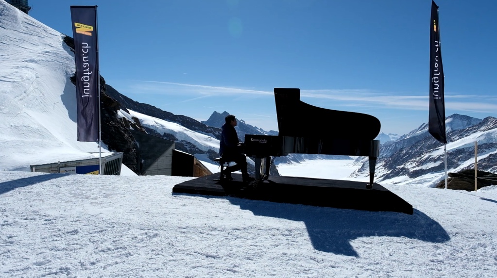 全球连线｜中国钢琴家郎朗在瑞士少女峰献艺 希望促进中欧文化交流