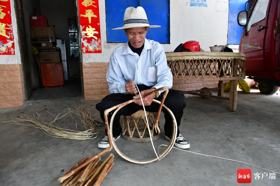 昌江：推动黎族牛皮凳技艺产业化，让村民鼓腰包带动乡村振兴