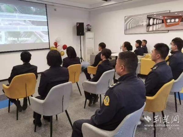 全民国家安全教育日 湖北交通高速路政普法宣传在行动