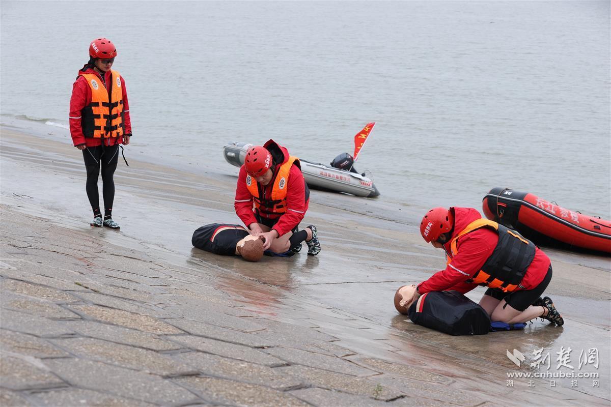 水上大练兵！武汉市武昌区退役军人志愿服务队开展水上救援演练
