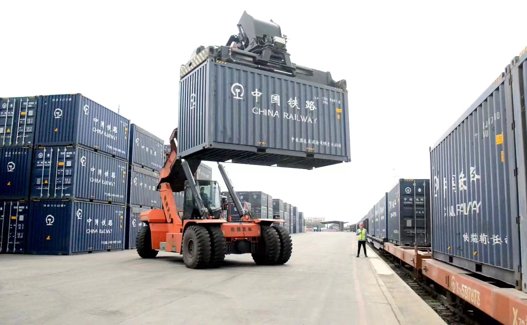 3月份以来 中国铁路沈阳局累计向上海、吉林等地运输防疫物资1365吨