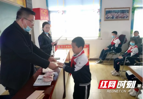 怀化芷江侗族自治县城南小学举行爱心捐赠活动