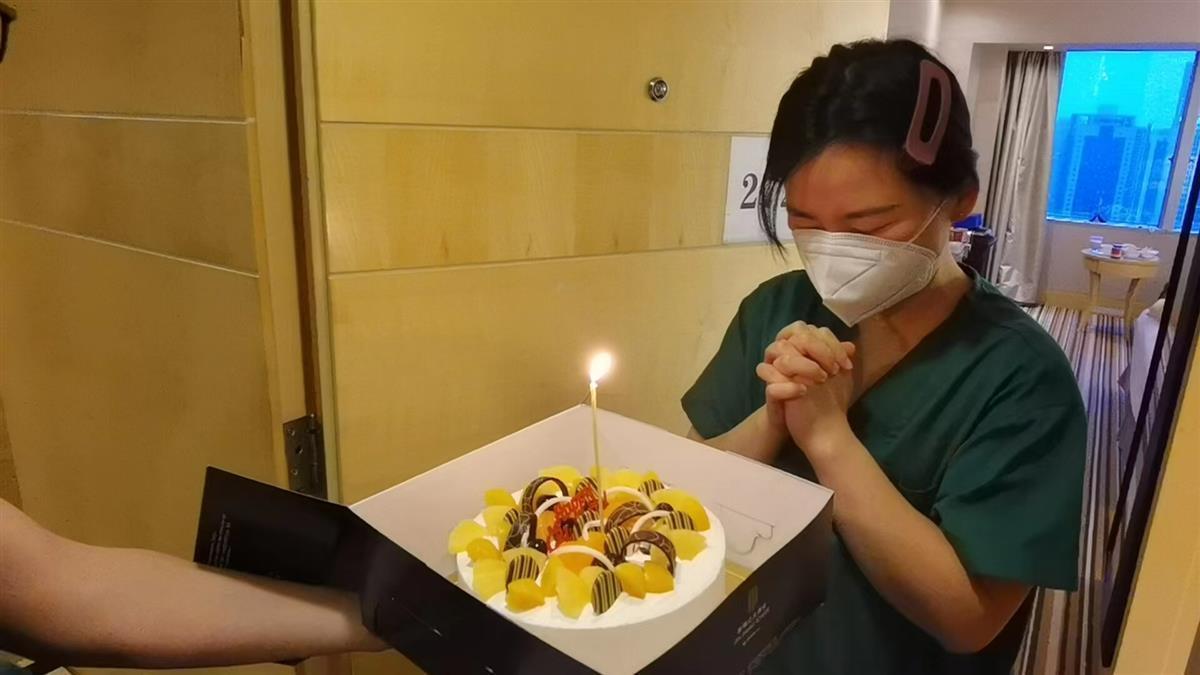 沪、鄂两地四方，为援沪医疗队队员送上生日蛋糕