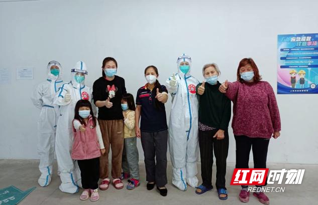 湖南援沪中医医疗队对症治疗 古丹路方舱医院首批患者出舱