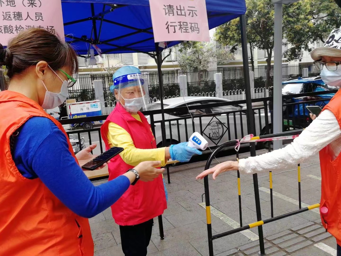 广州海珠77岁志愿者核酸点助同龄人扫码！所在志愿队有1700人