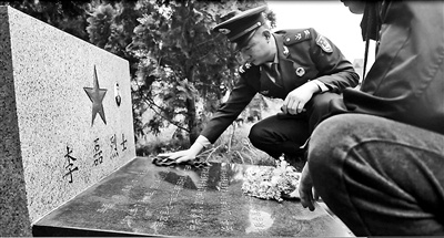 维和战士李磊牺牲后�，战友们一直牵挂着烈士的母亲——“妈妈
，我们都是您的孩子”