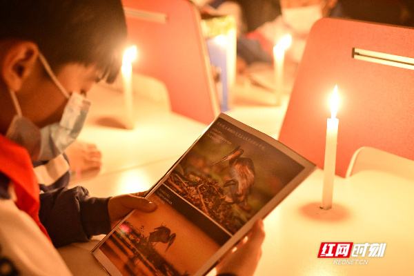 世界读书日 他们在烛光中感受阅读的美好