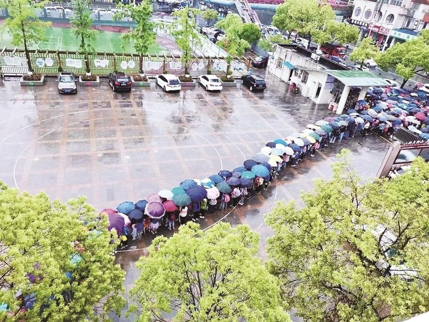 宜昌小溪塔三小暴雨突降雨伞接龙送学生出校