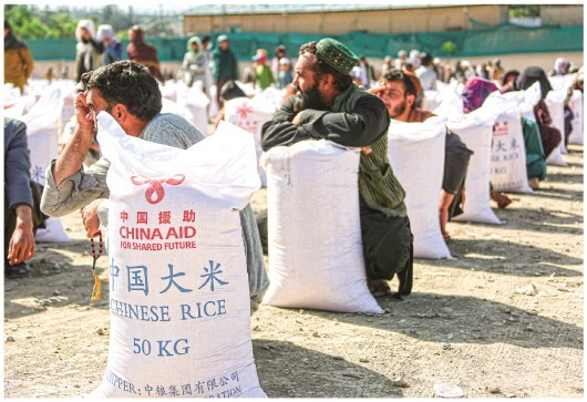阿富汗难民事务部向困难民众分发中国援助的粮食