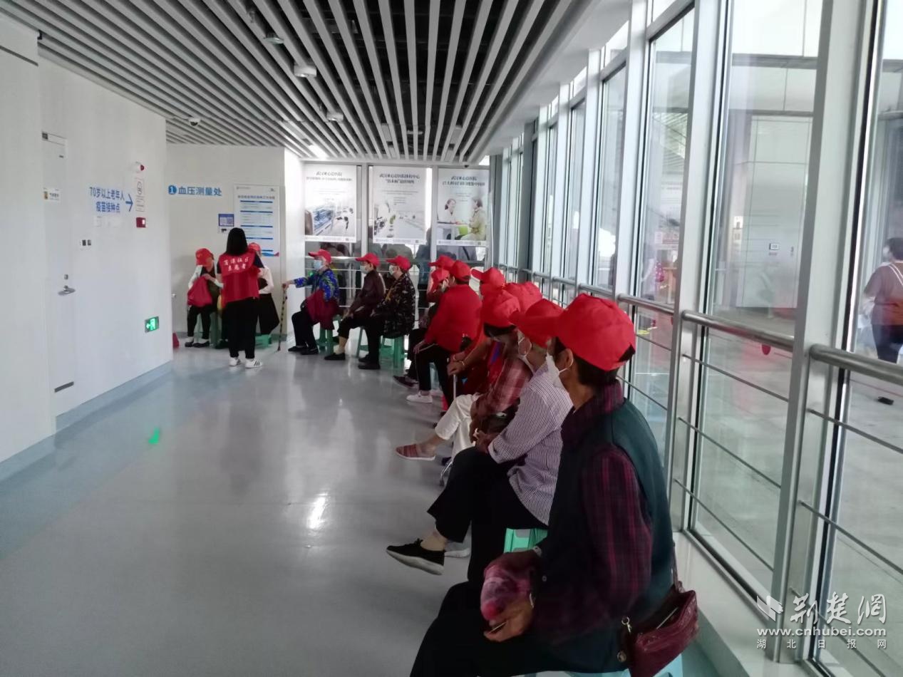 武汉蒲潭社区安排专车免费接送老年居民接种疫苗