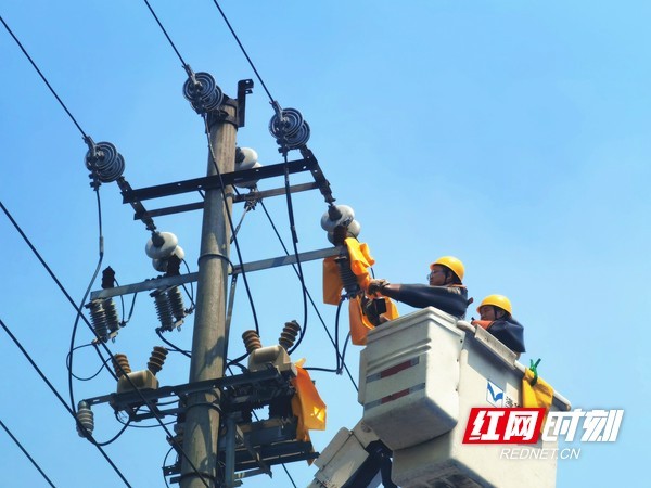 娄星供电为10千伏高百线带电消缺 所涉客户全程未停电
