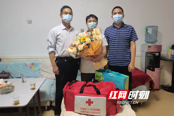 泸溪县红十字会看望造血干细胞捐献志愿者