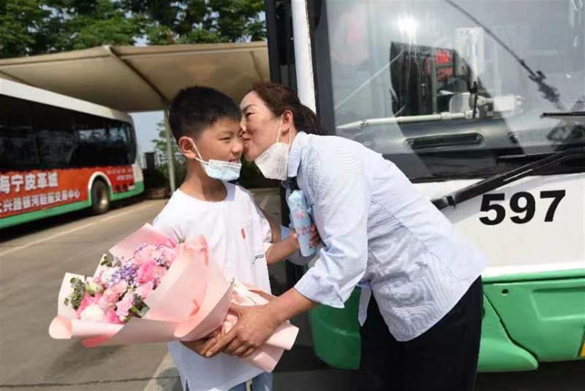 暖心！武汉公交女司机收到孩子母亲节的祝福