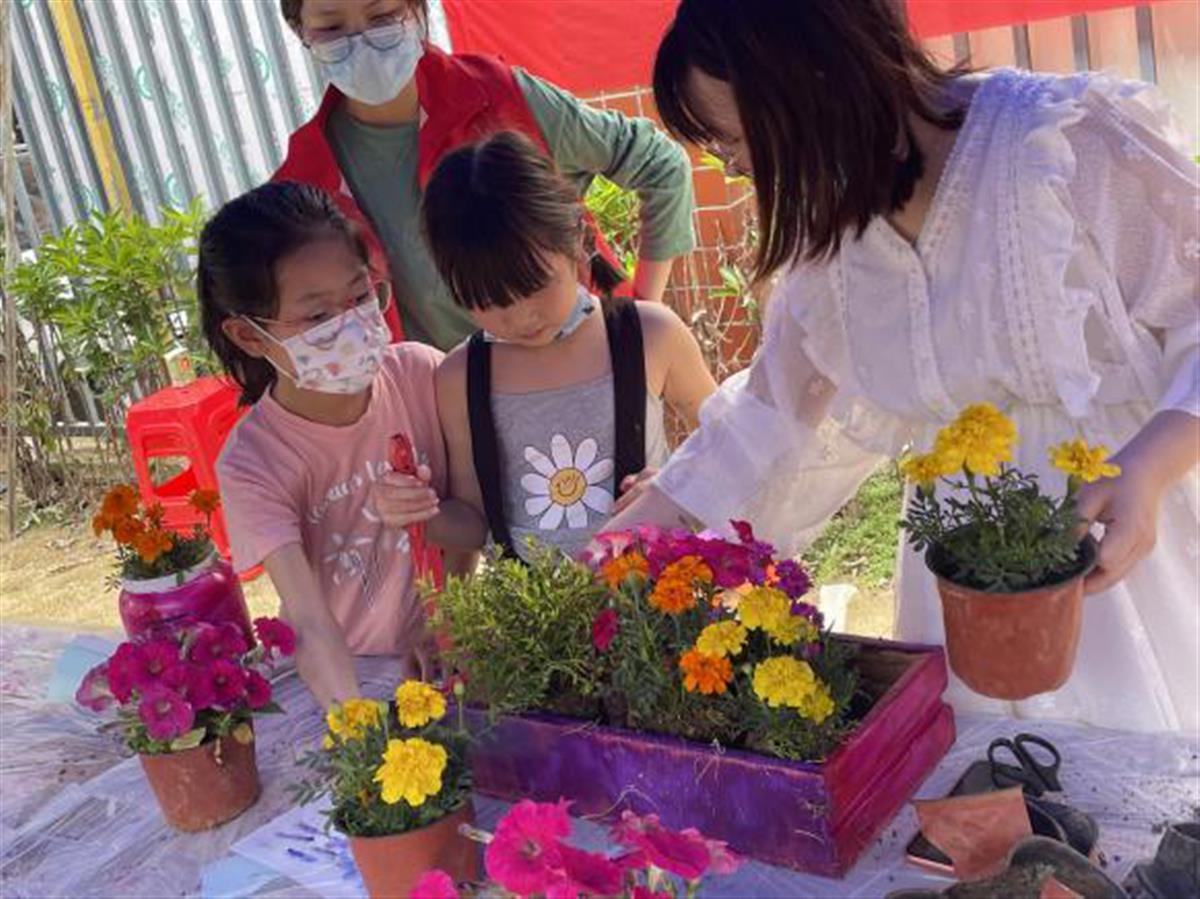 武汉居民改造旧物打造社区共享花园