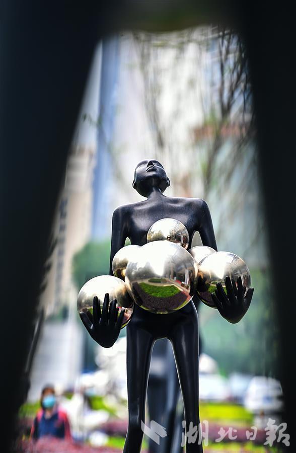 武汉街头又添新雕塑