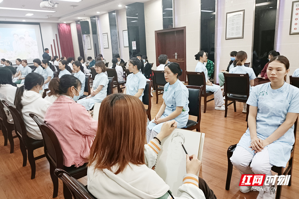 大学生为衡阳市中心医院28名护士绘制“最美画像”