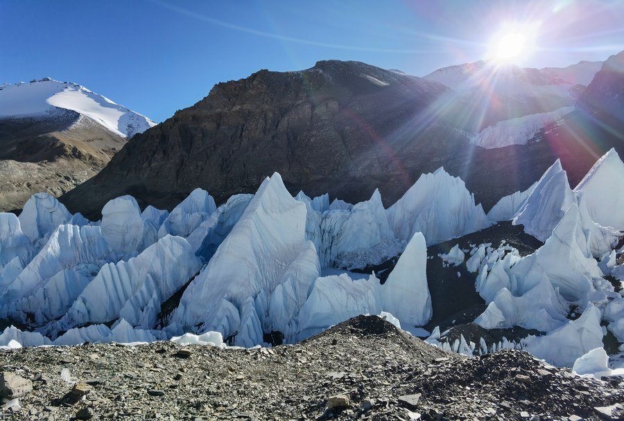 全球连线丨珠峰下，海拔6100米的冰洞是这样……