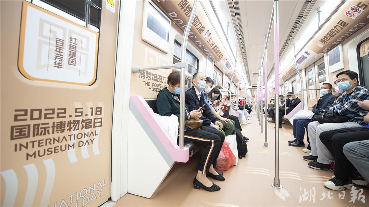 武汉地铁首列“博物馆专列”上线