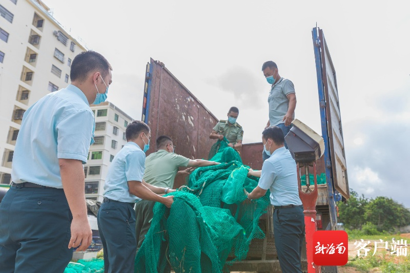 三亚海警局集中销毁3000多斤涉案渔网 警示非法捕捞行为