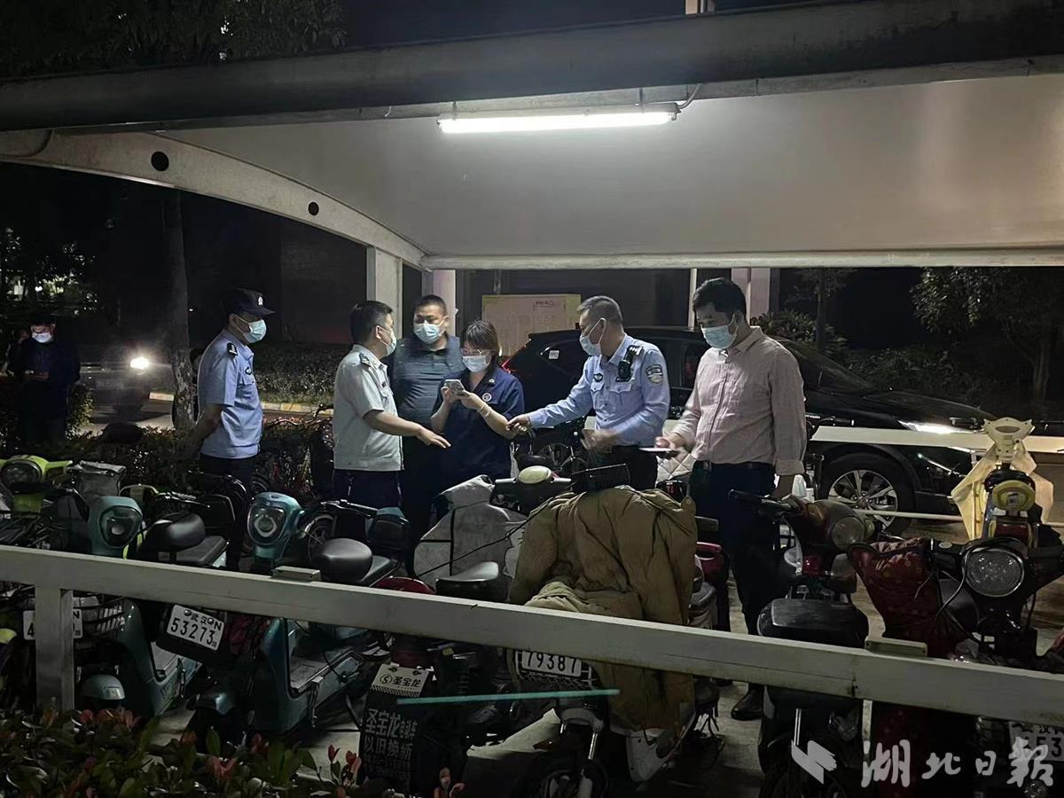 武汉开展消防安全检查 严查电动自行车违规停放充电行为