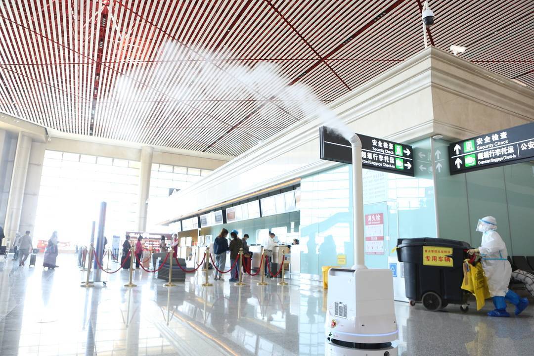 哈尔滨机场引进“智能雾化消毒机器人” 确保旅客健康安全出行