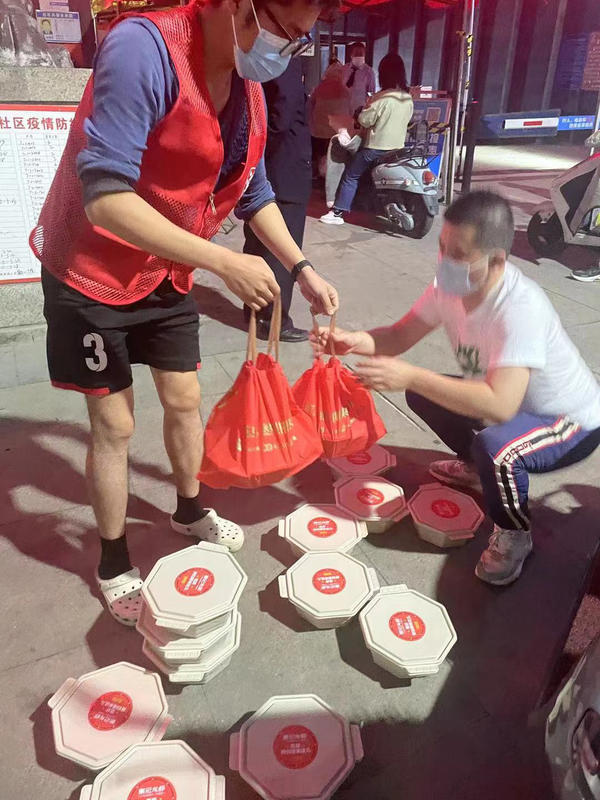 暖心“投喂”！郑州多位防疫工作者收到爱心小龙虾，是谁在“行虾仗义”？