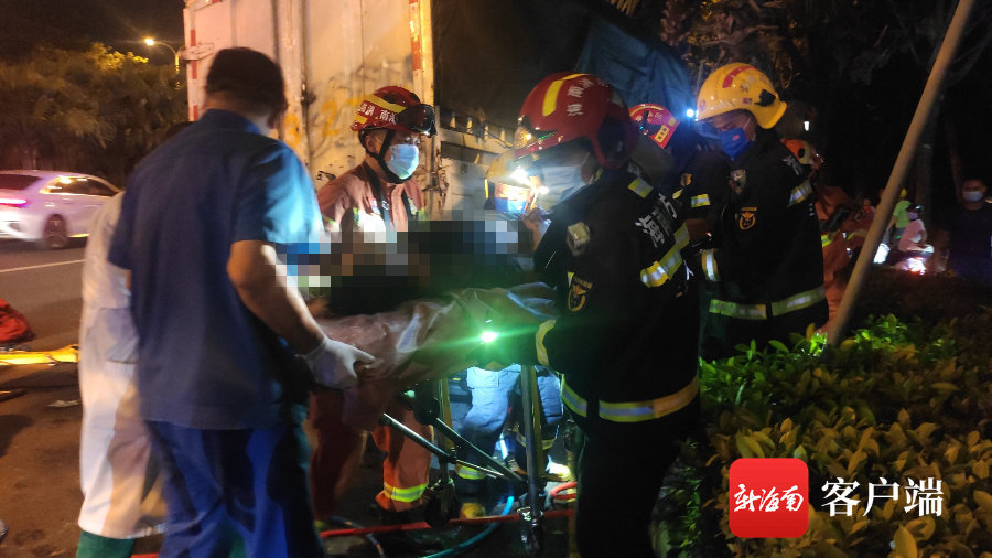 货车与电动自行车相撞一男子卷入车底 三亚消防紧急救援
