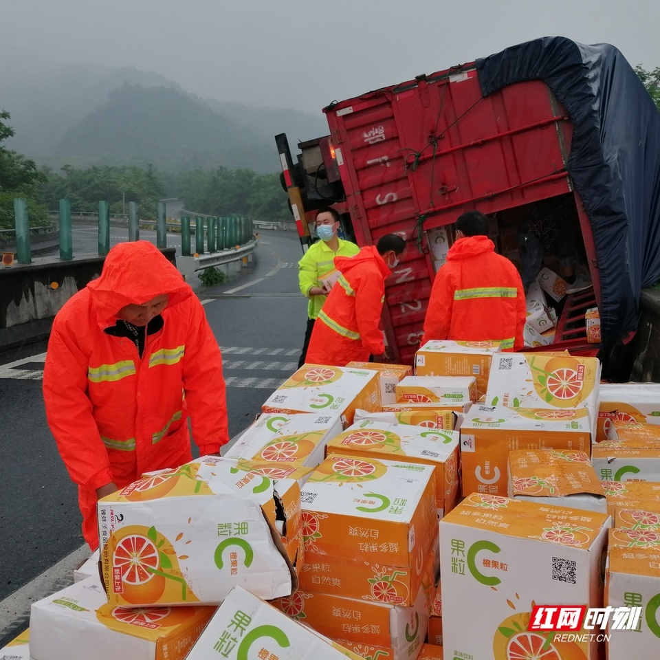 700箱果粒橙高速“出逃”，路管员火速施救将货物原数奉还