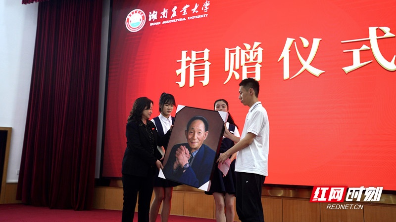 “天才少年画家”向湖南农业大学捐赠袁隆平院士画像