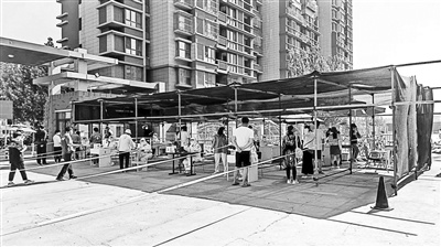 北京：社区连夜建遮阳棚 核酸检测点撑起伞