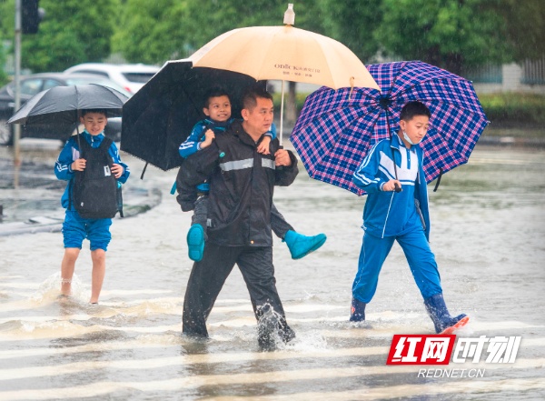 湖南道县：雨中护学 城管“雨”您同行（组图）