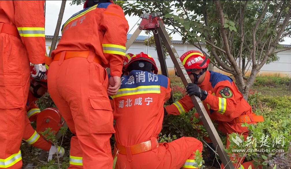 绿化工人失足坠入5米枯井 咸宁消防紧急营救