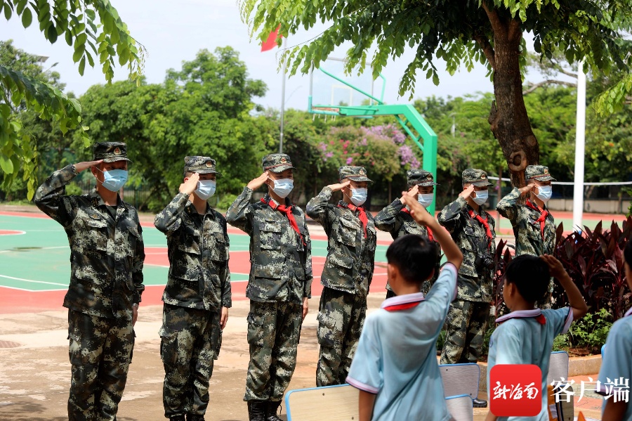 组图 | 海南武警官兵走进小学与师生欢庆“六一”