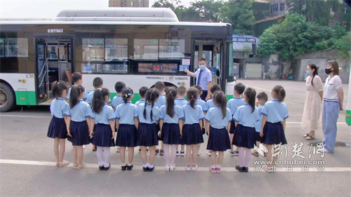 公交集团江夏公司给小朋友送上特殊的“六一”礼物