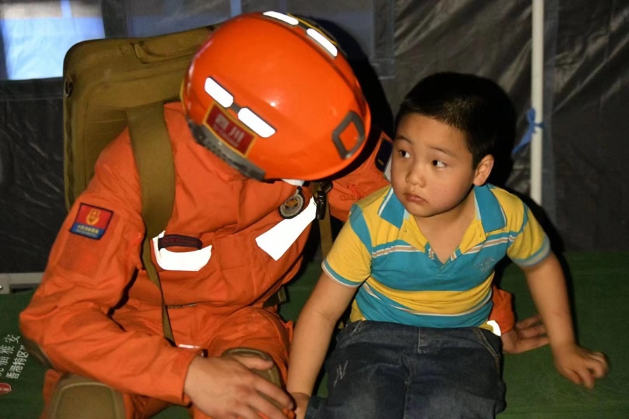 雅安芦山县6.1级地震丨震后第一夜  四川省森林消防总队为群众搭建帐篷270余顶
