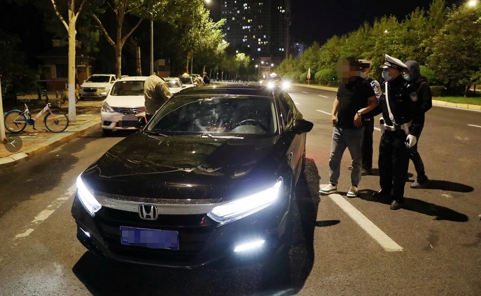 端午前夕哈尔滨交警开展夜查行动 查处酒驾人员39名