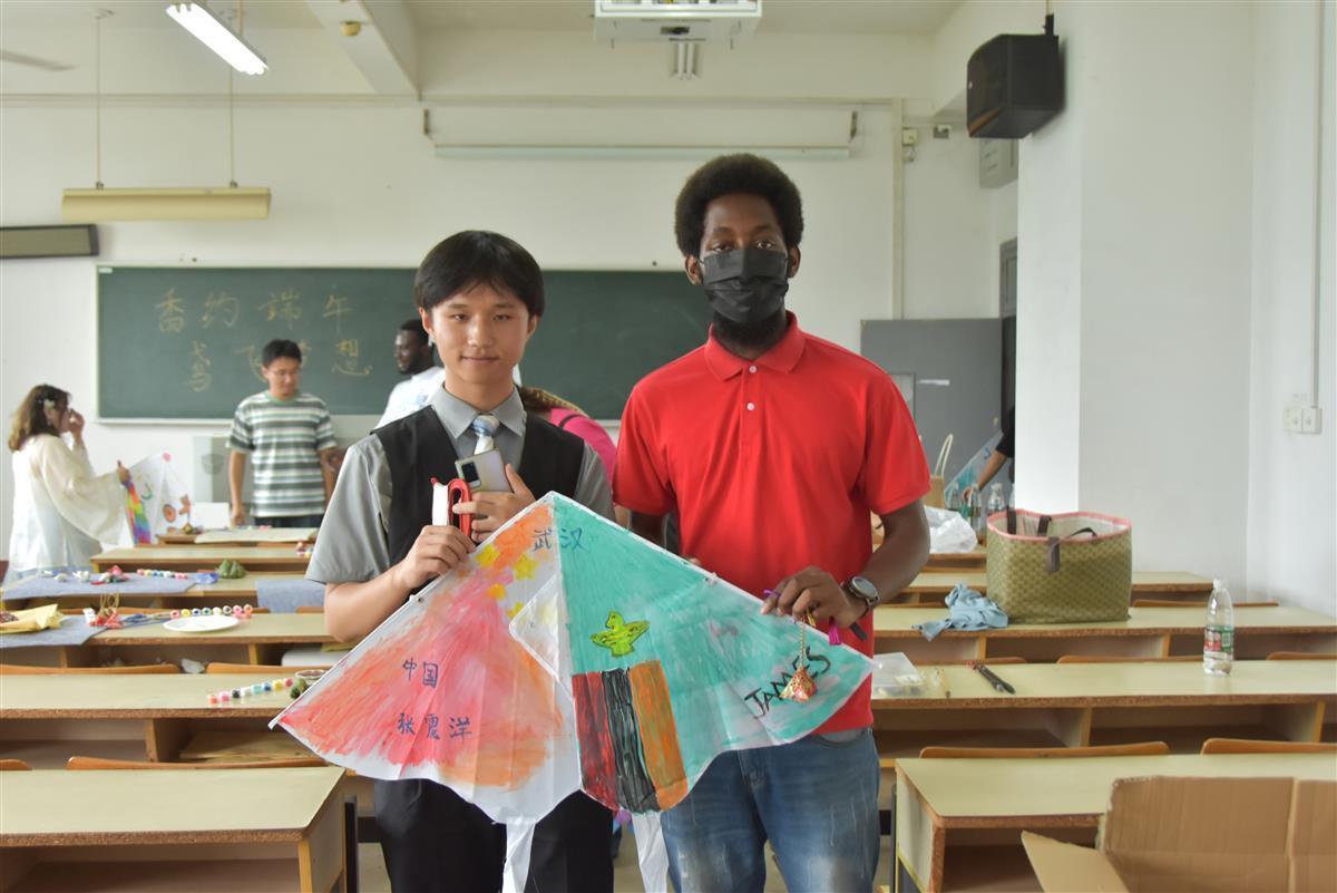 缝香囊、放风筝、制作中国结……留学生这样过端午