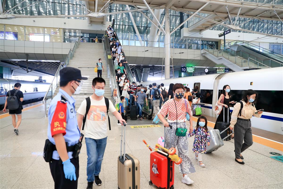 武汉铁路公安护航端午节假期运输安全