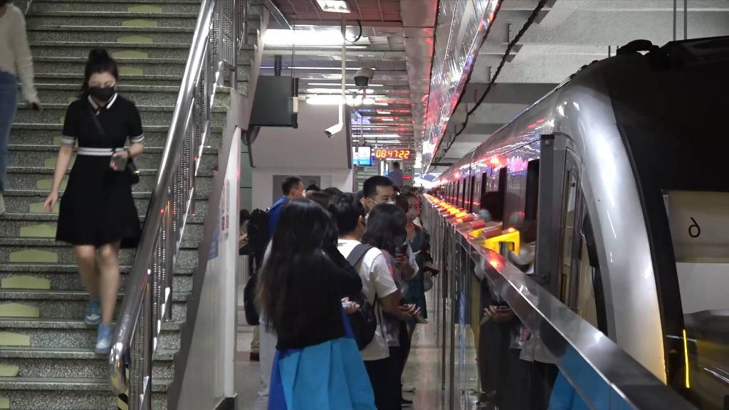 北京战疫直击丨恢复上班 多区地铁公交恢复运营