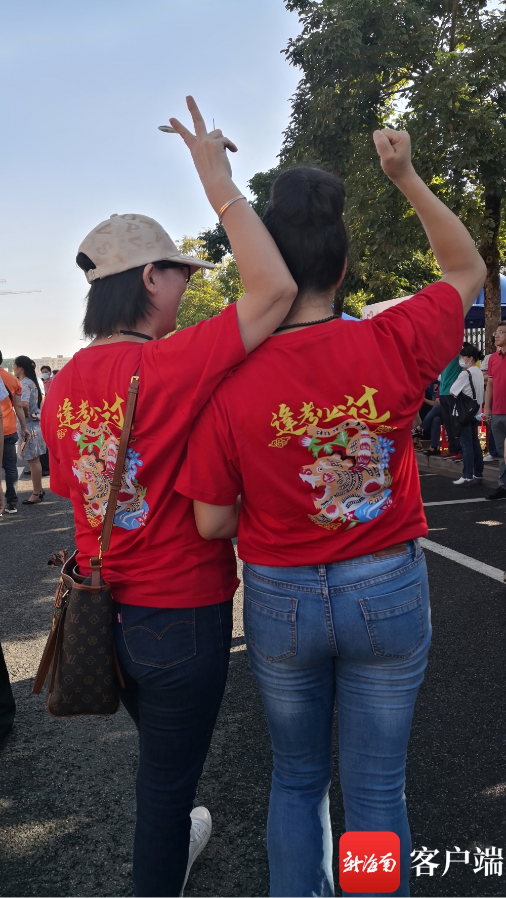 海口两位妈妈穿“逢考必胜”红T恤 以别样方式为考生加油