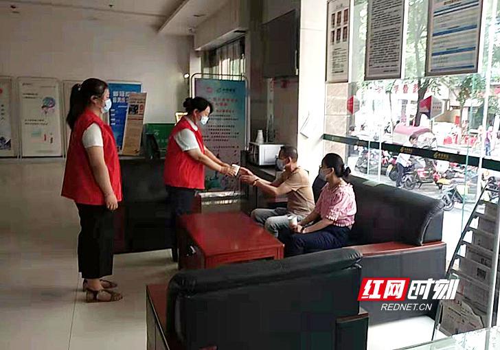 衡阳市雁峰区邮政为高考学生和家长提供茶水休息免费服务