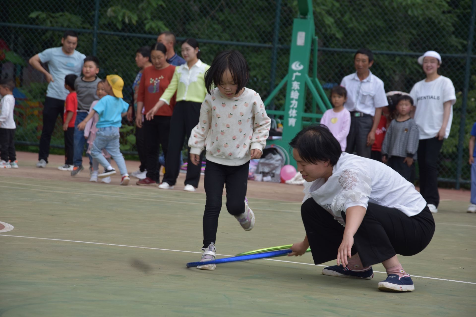 兴山县榛子乡中心幼儿园组织师生开展户外趣味活动
