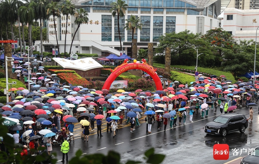 海南高考第二天结束遇下雨，家长撑伞迎接孩子们返程