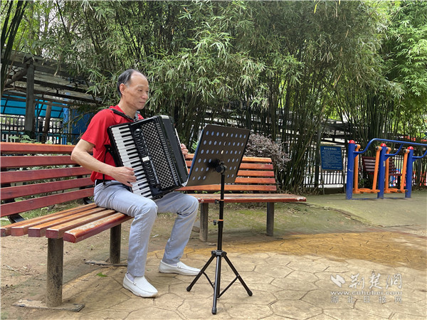 武昌退休老人将“爱好”变事业 手风琴演奏幸福生活