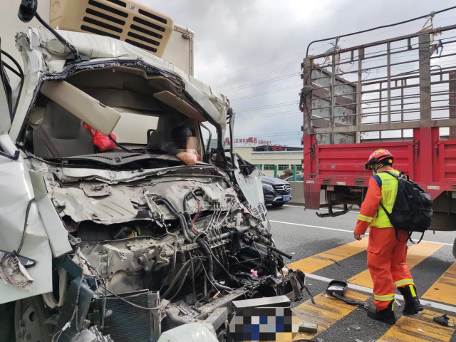 东莞高速公路两货车追尾 消防救援人员合力救出被困司机