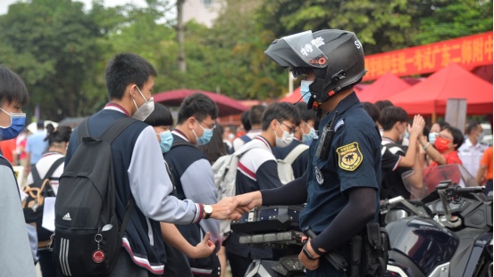 广州警方实现“平安高考”目标！58个考点投入六千余警力