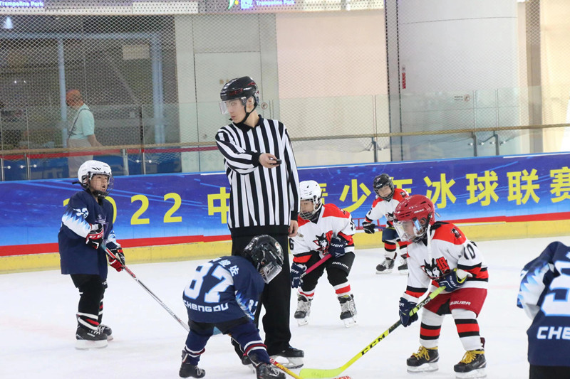 2022中国青少年冰球联赛（成都）赛区拉开战幕